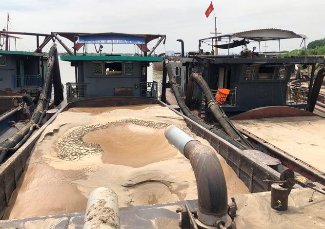 Phat hien 3 tau khai thac cat trai phep tren song Hong hinh anh