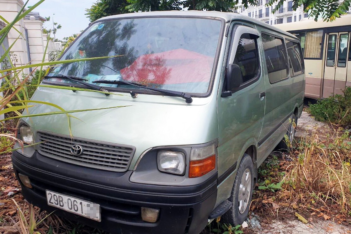 Nam sinh lop 4 bi bo quen tren xe dua don hinh anh