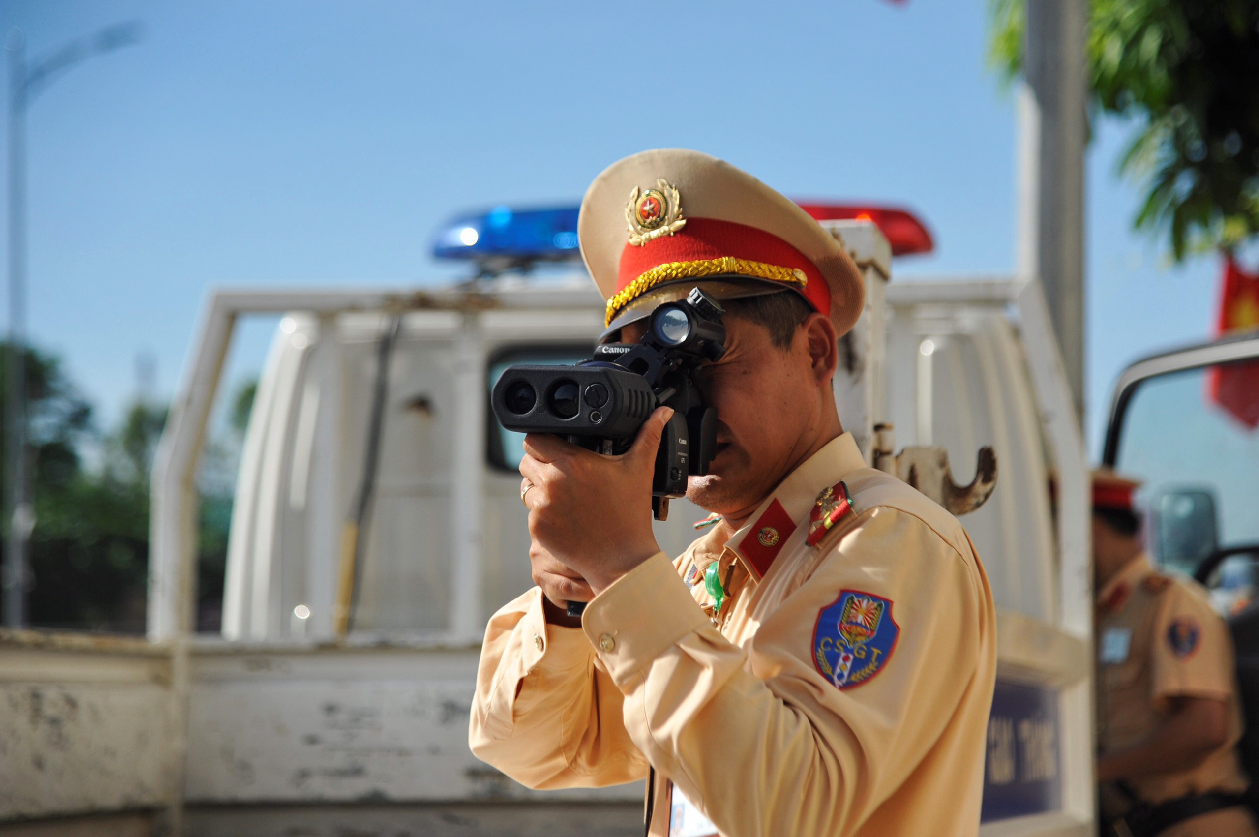 CSGT duoc trang bi sung, mac thuong phuc khi lam viec hinh anh