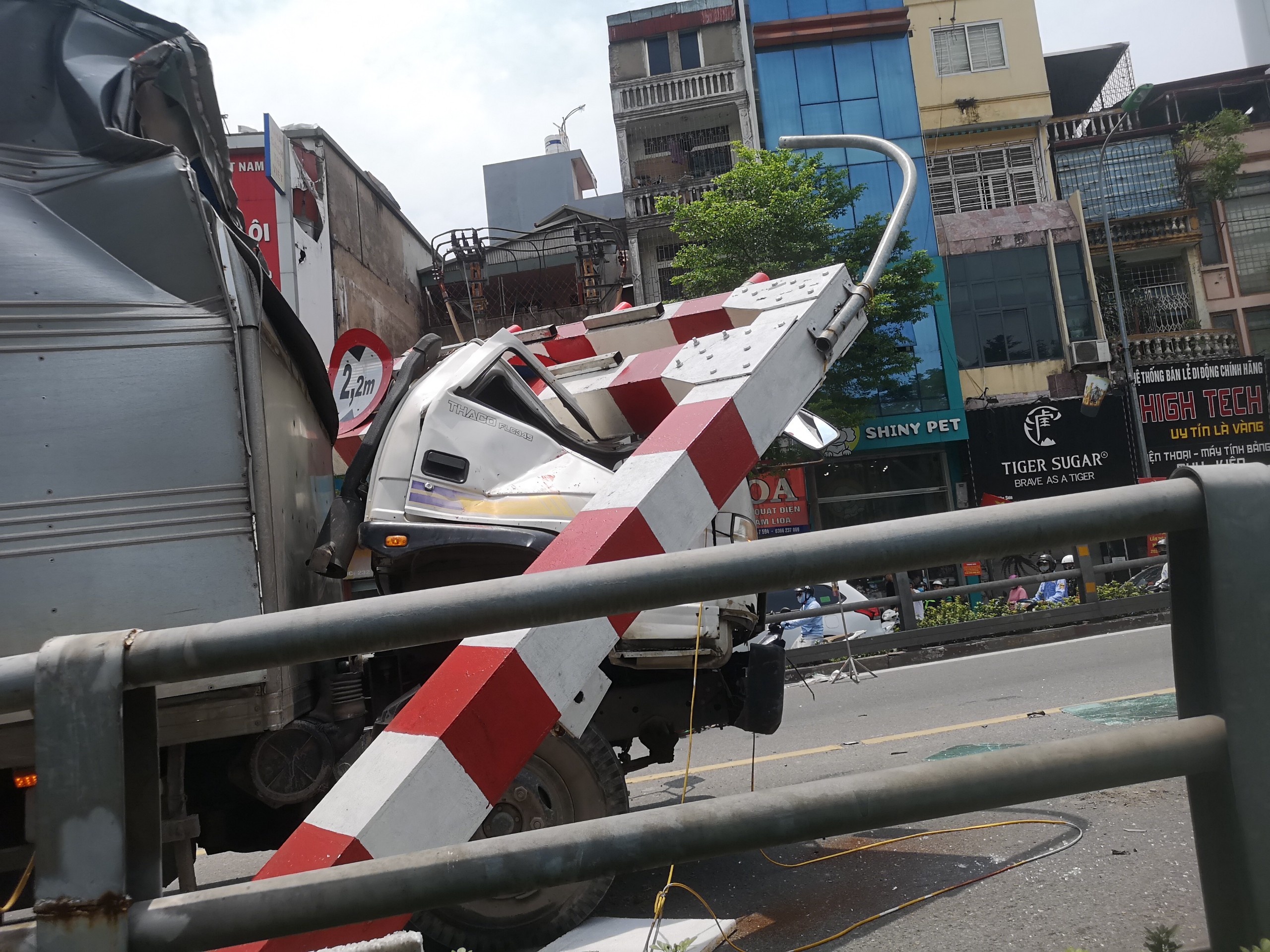 Xe tai dam cau vuot Thai Ha anh 1