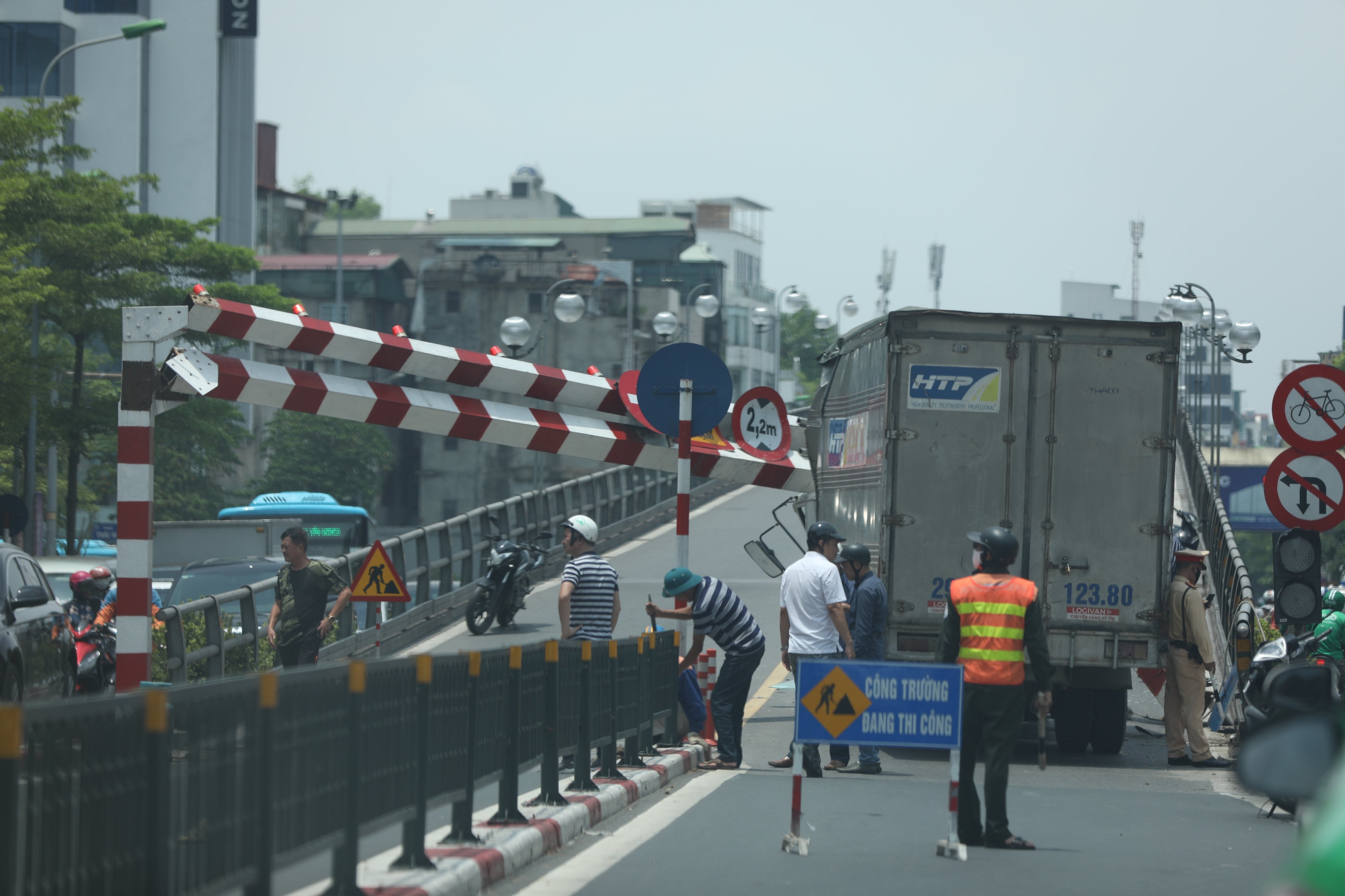 Xe tai dam cau vuot Thai Ha anh 2