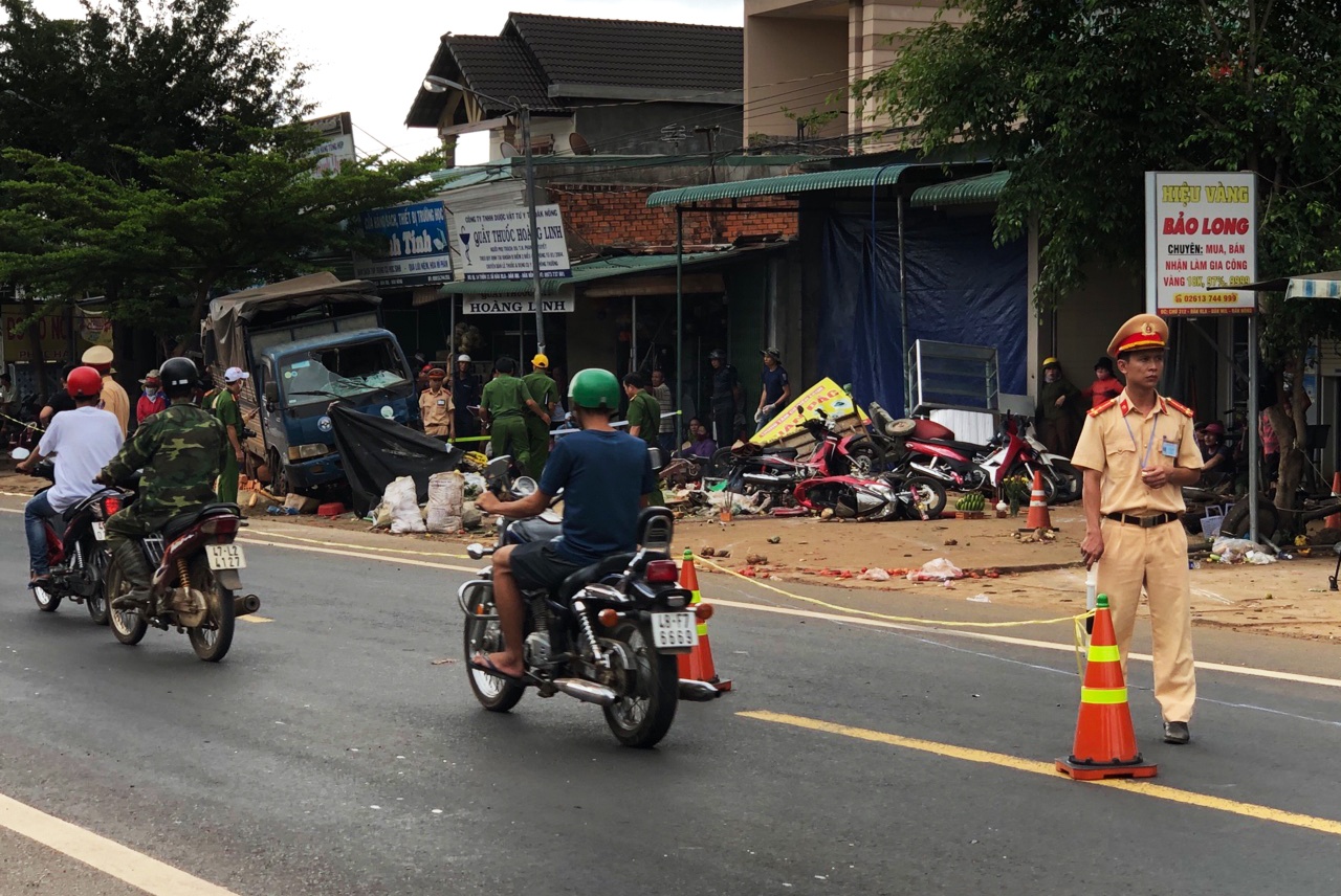 Xe tai lat trong cho Dak Nong anh 1