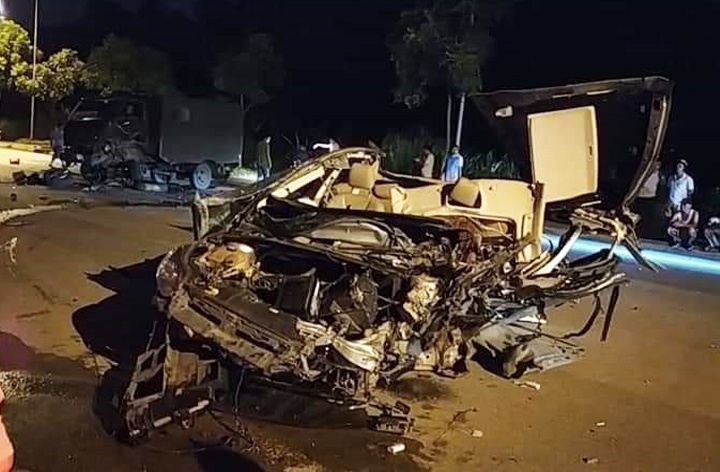 2 xe bien xanh bien dang sau va cham hinh anh