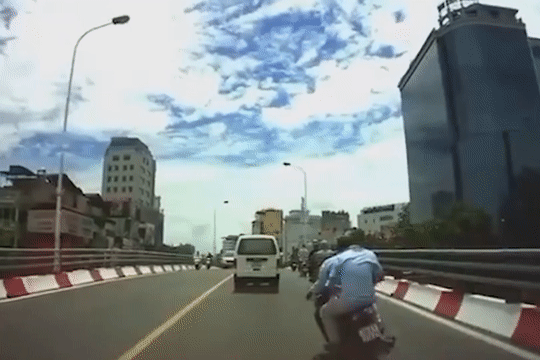 Xe may lan lan lao vao oto tren cau vuot hinh anh