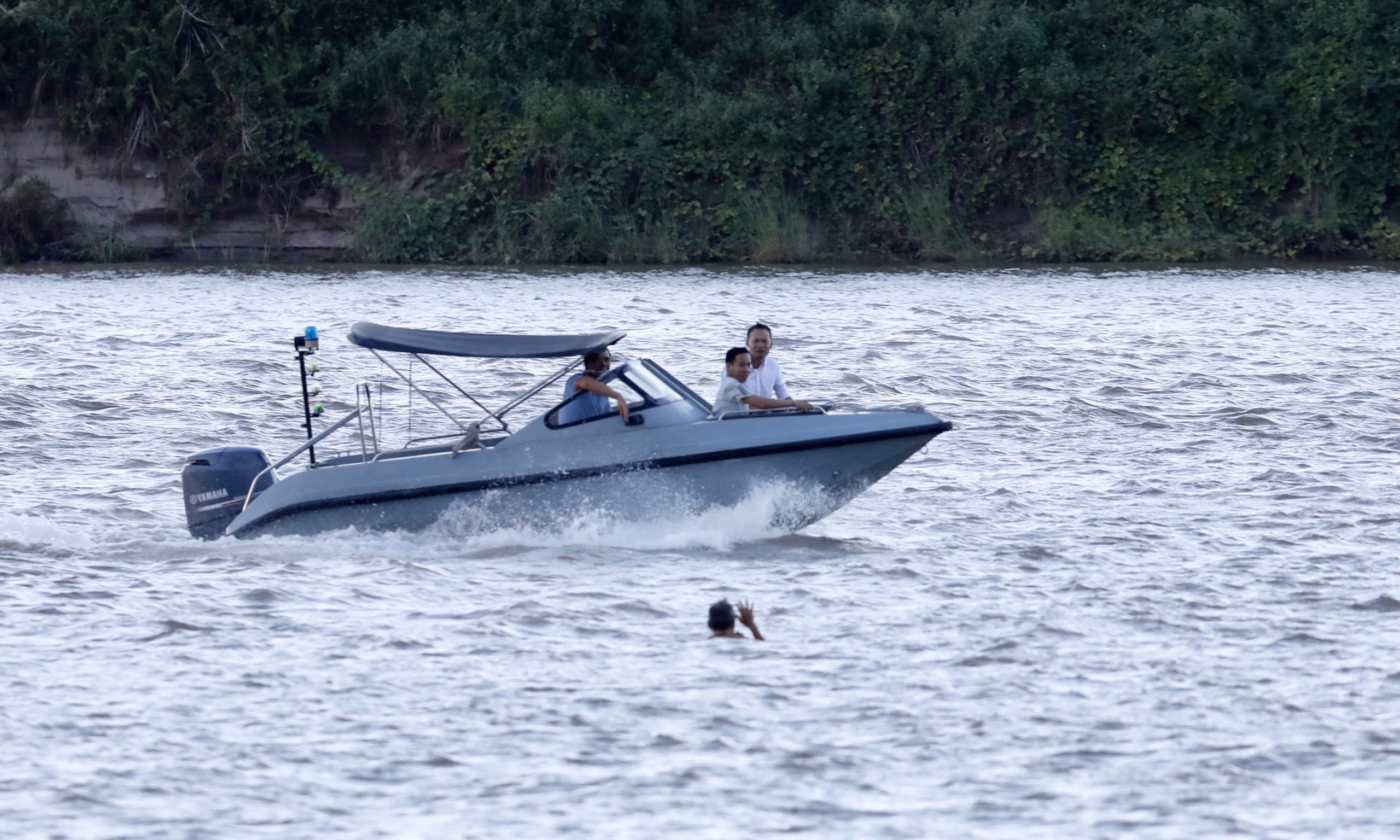 Co bom cau Long Bien anh 1