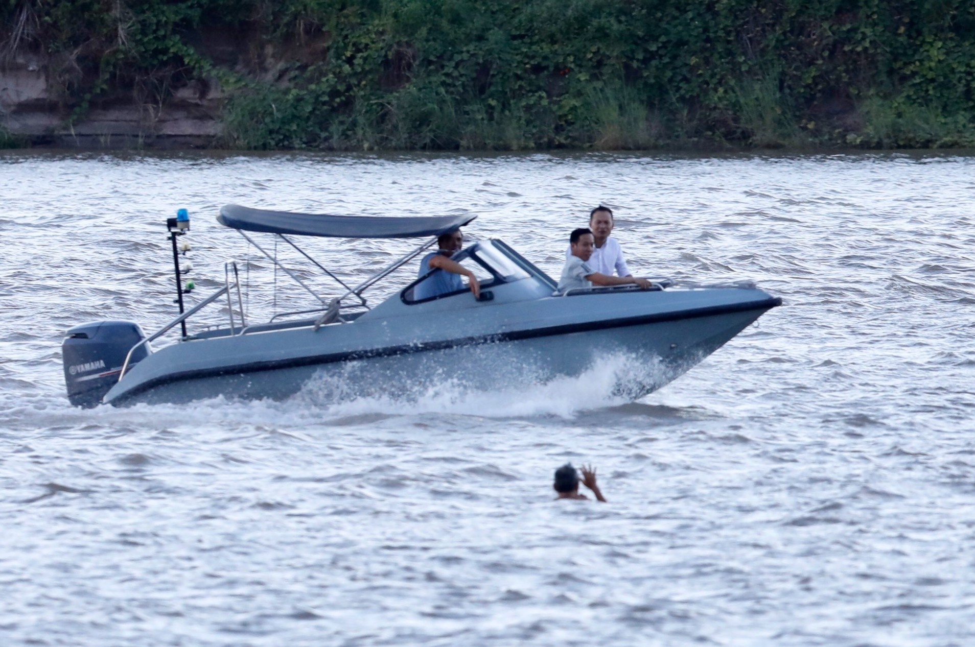 Nghi co bom gan cau Long Bien, dong mot luong chay tau hinh anh