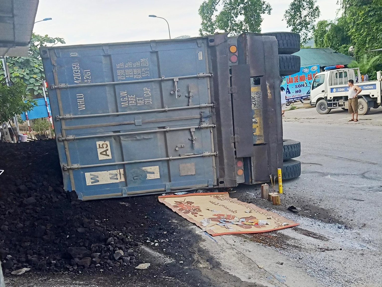 Xe dau keo lat, de chet 2 me con hinh anh