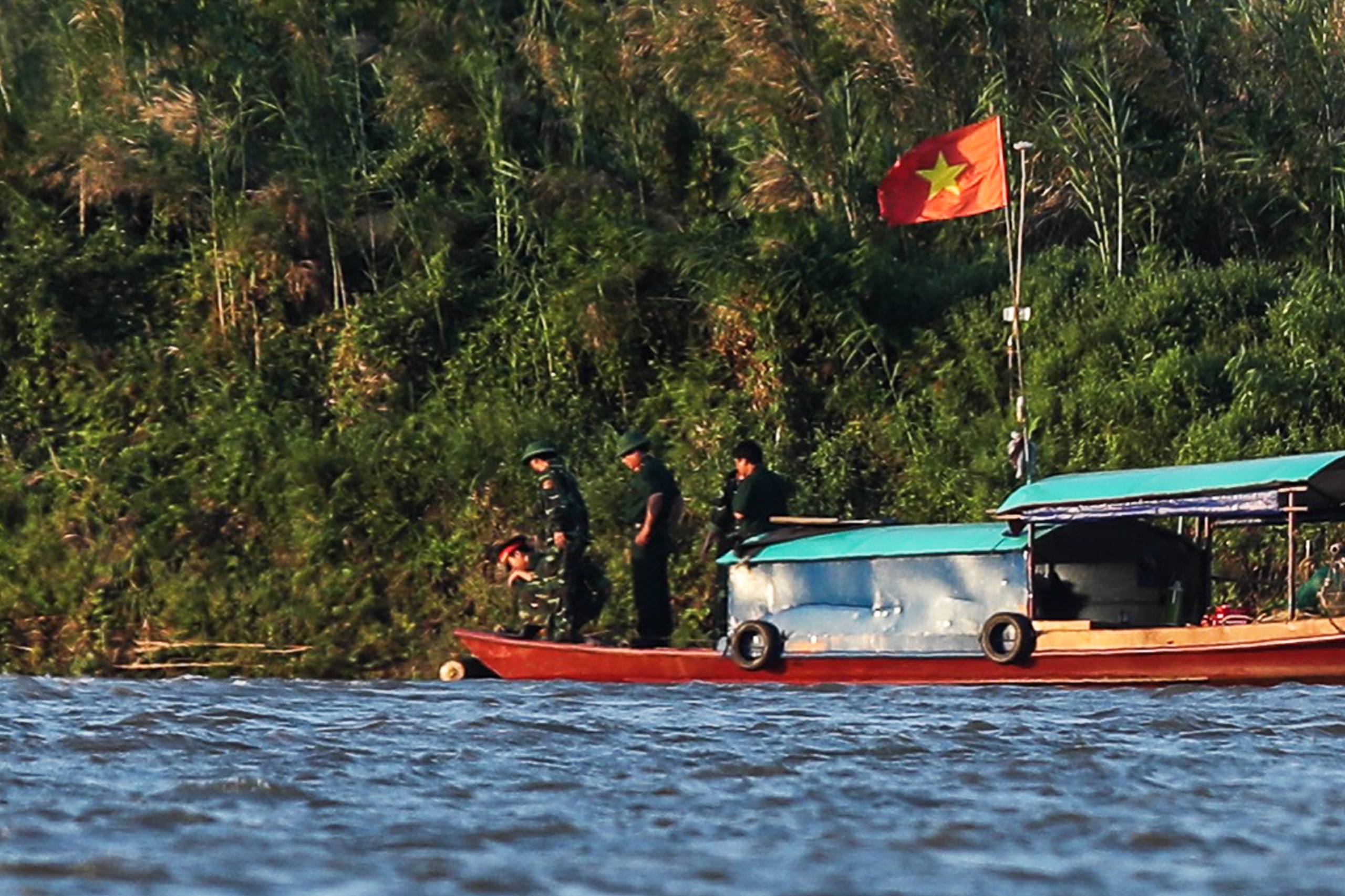 Truc vot bom cau Long Bien anh 1