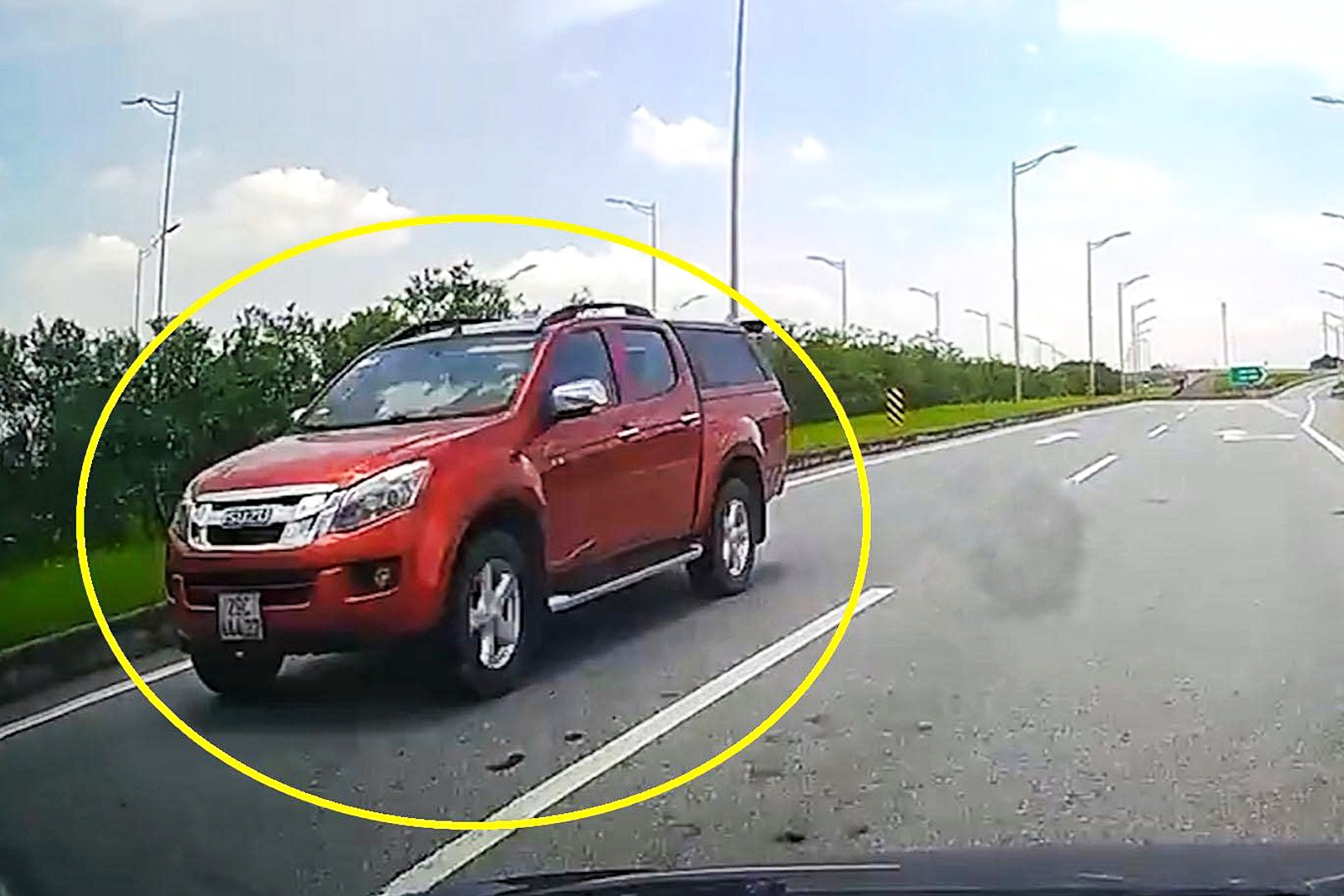 Xe ban tai chay nguoc chieu o lan 100 km/h tren cao toc hinh anh