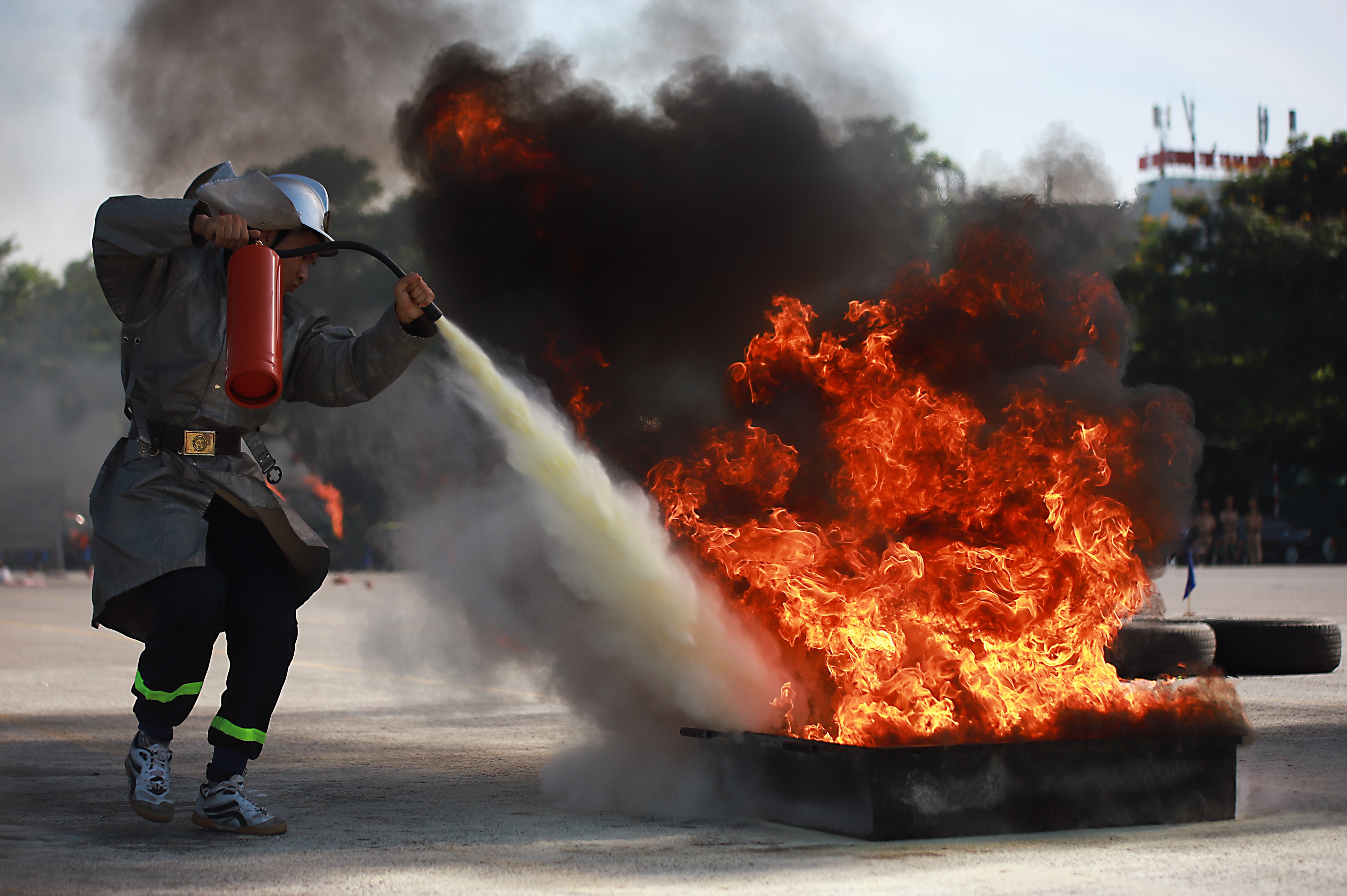 Canh sat Ha Noi doi nang thi dap lua, cuu nguoi hinh anh