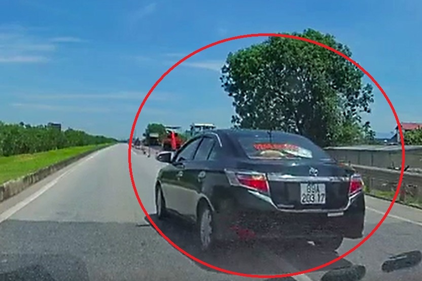 Oto di lui o lan 100 km/h tren cao toc hinh anh