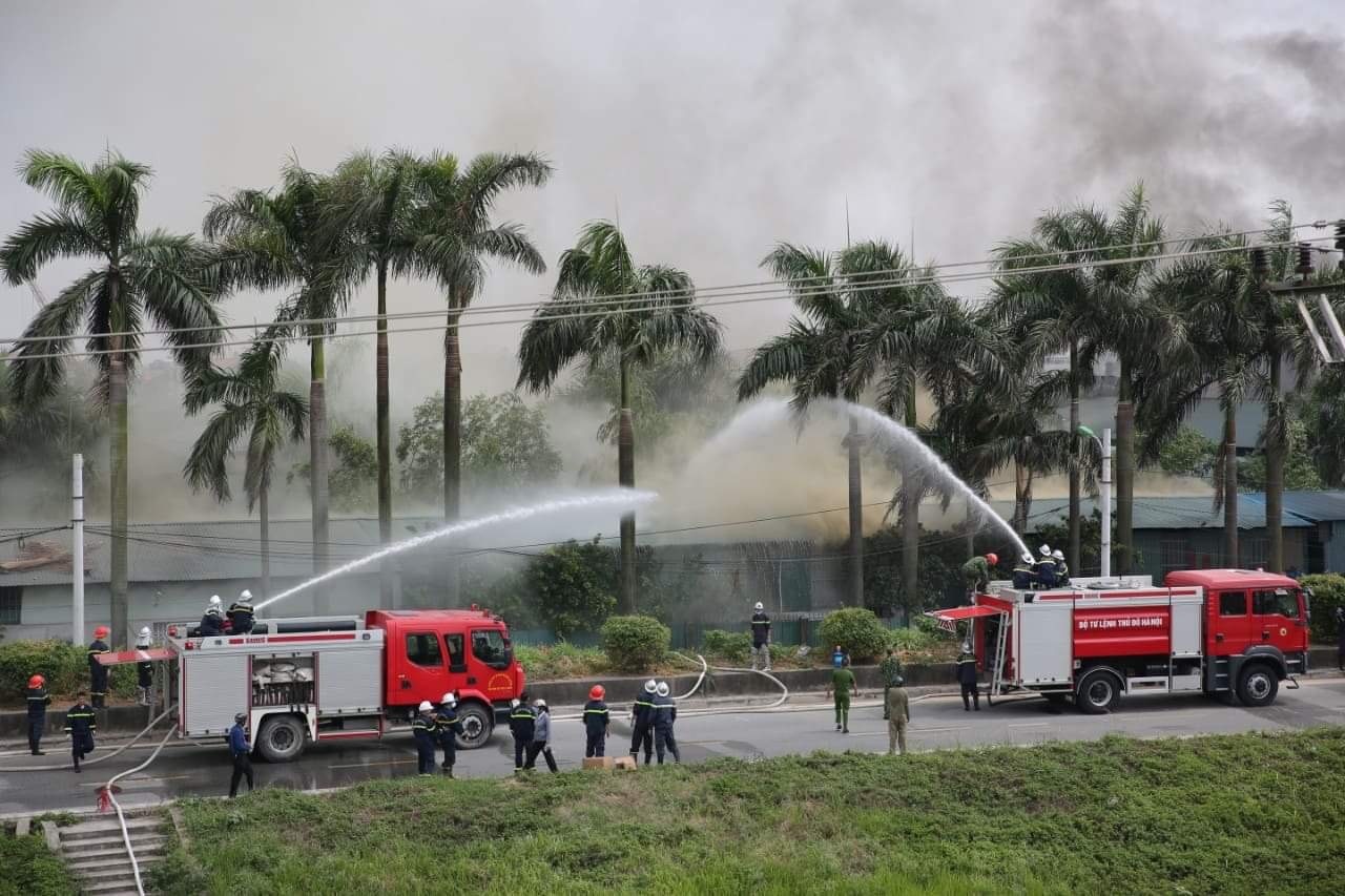 Chay Long Bien anh 2