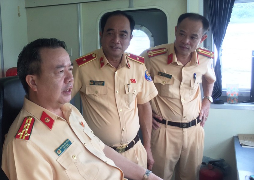 Cuc truong CSGT kiem tra van tai thuy truoc mua mua bao hinh anh