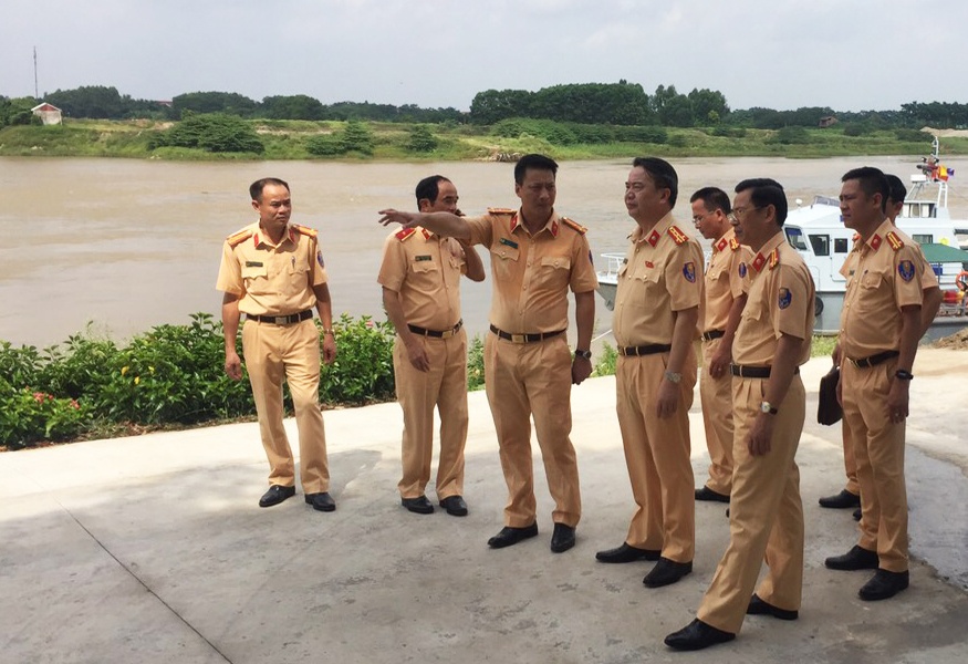 Cuc truong CSGT kiem tra duong thuy anh 1