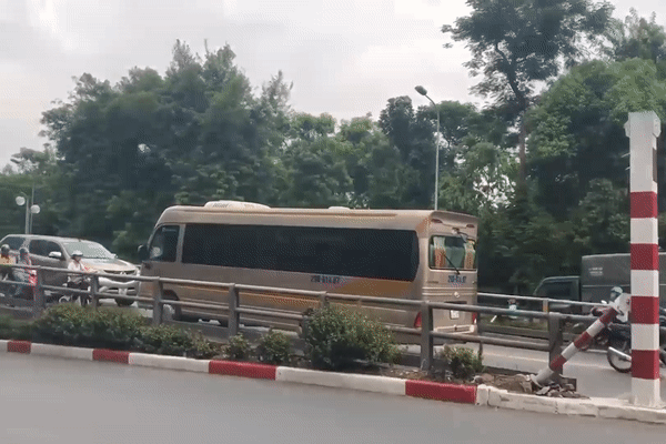 Oto lui tren cau vuot Thai Ha hinh anh