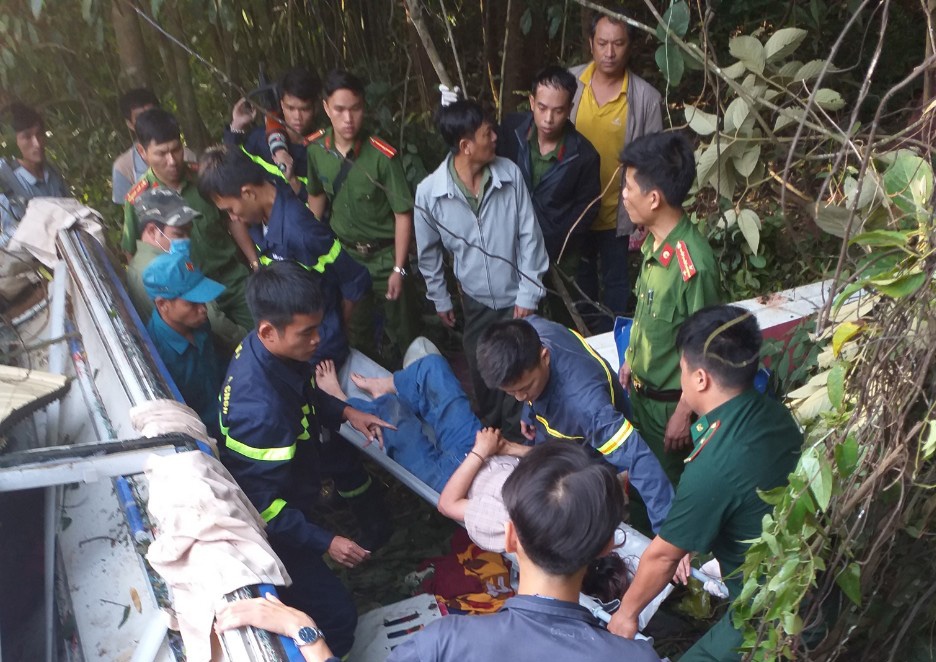 Xe khach lao xuong vuc anh 1