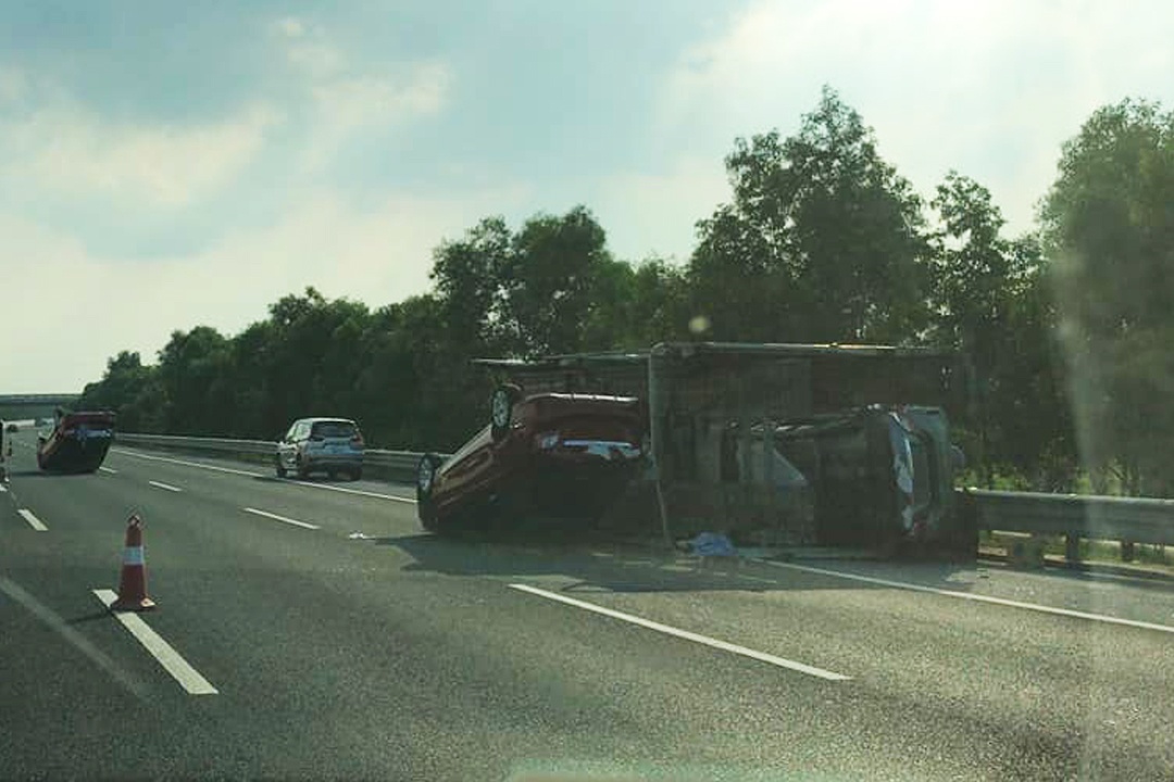 Xe tai cho oto lat anh 1