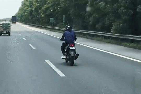 Phong xe may vao cao toc vi voi tham vo de hinh anh