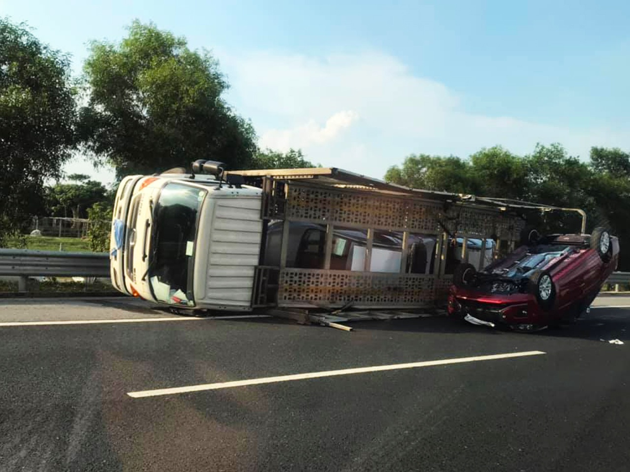 Xe tai lat ngang, oto moi san xuat vang giua cao toc hinh anh