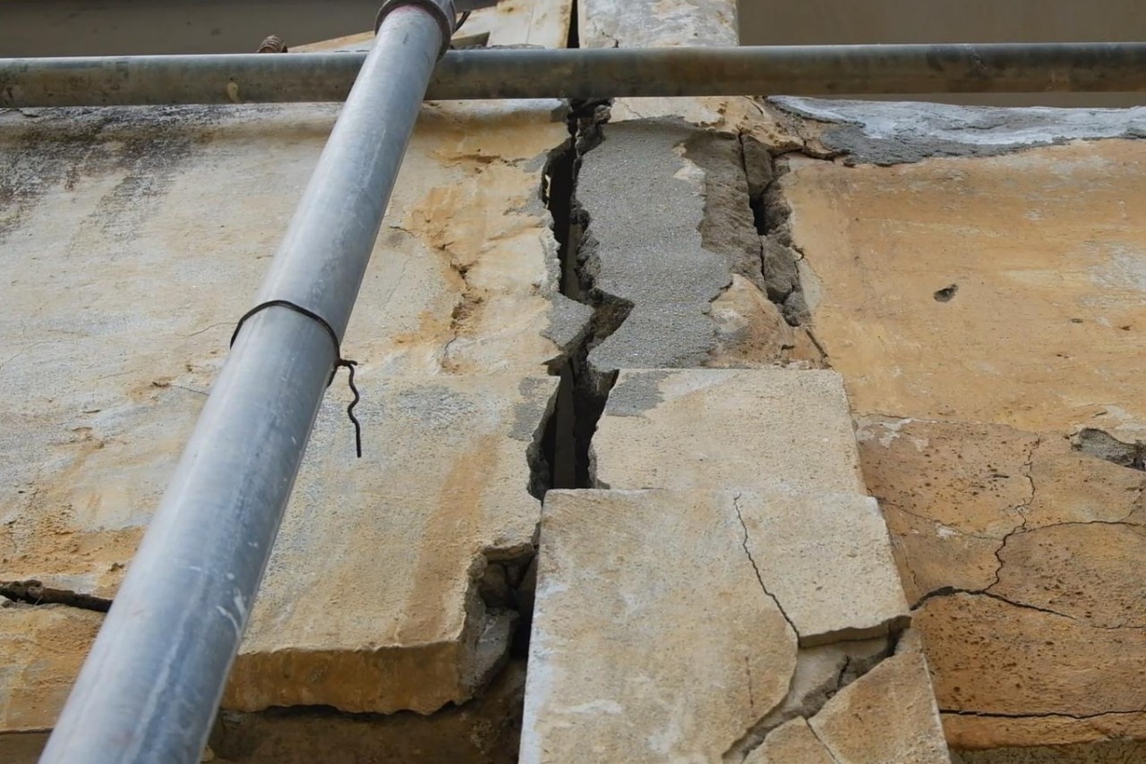 Toa nha nghieng 14 do, nguoi dan song trong so hai hinh anh