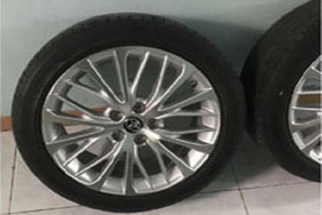 Bat nhom trom banh xe Camry trong dem hinh anh