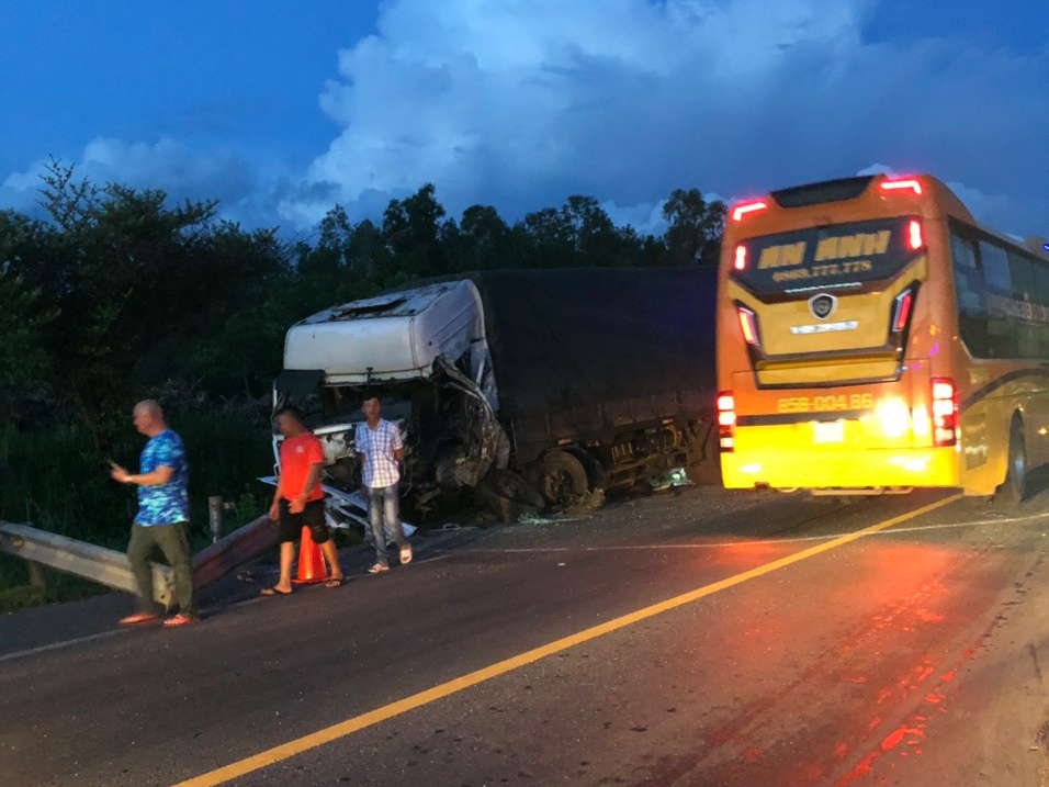 Hiện trường tai nạn Bình Thuận ảnh 7 Hien truong tai nan Binh Thuan anh 7