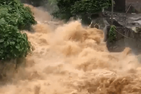 Canh doi sat, lu cuon cuon do ve Ha Giang hinh anh