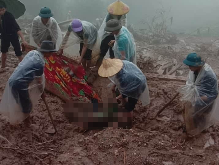 Ve nha lay quan ao, 2 me con bi dat vui lap hinh anh