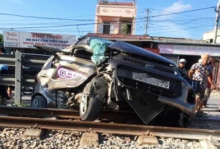 Bang qua duong sat, taxi bi tau hoa can nat hinh anh