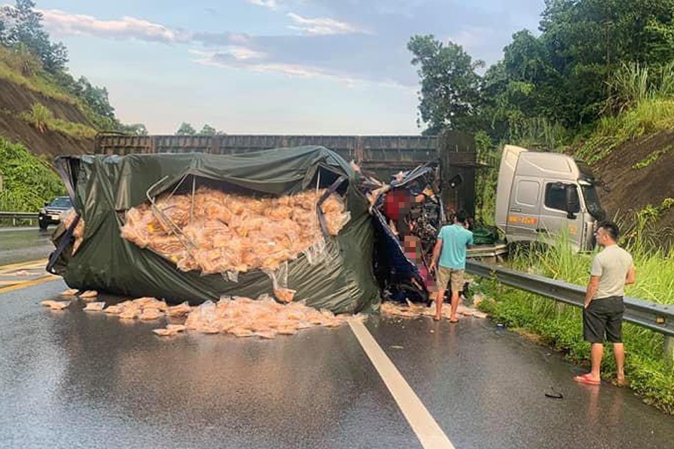 Dam vao xe dau keo dang mat lai, 2 nguoi tren oto tai tu vong hinh anh