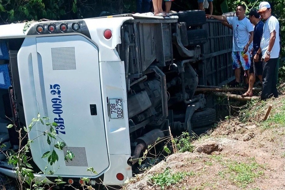 Lat xe du lich, it nhat 13 nguoi thiet mang hinh anh