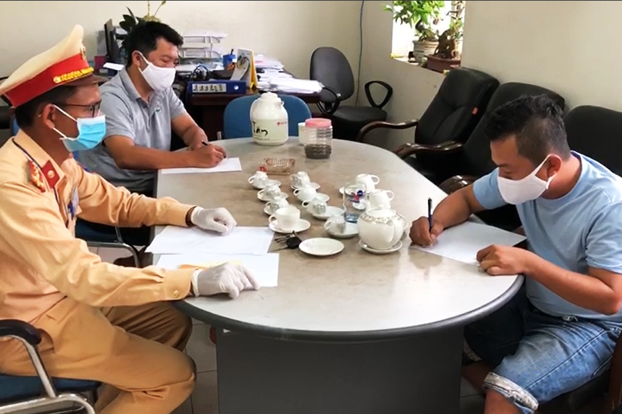 CSGT bat 5 nguoi Trung Quoc nhap canh trai phep hinh anh