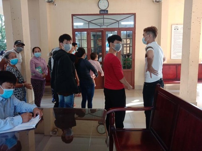 Hon chien tren san bong anh 1