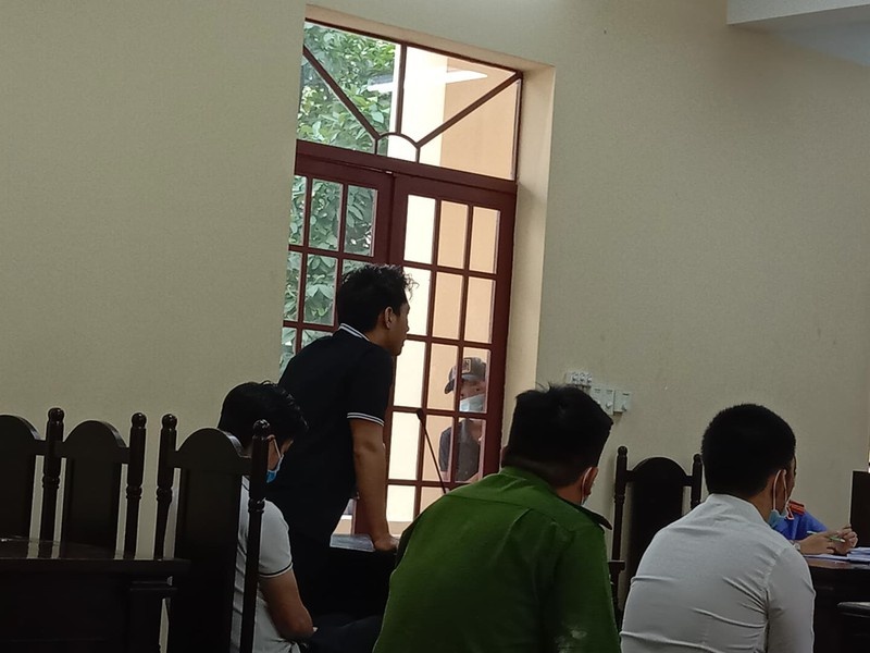 Hon chien tren san bong anh 2