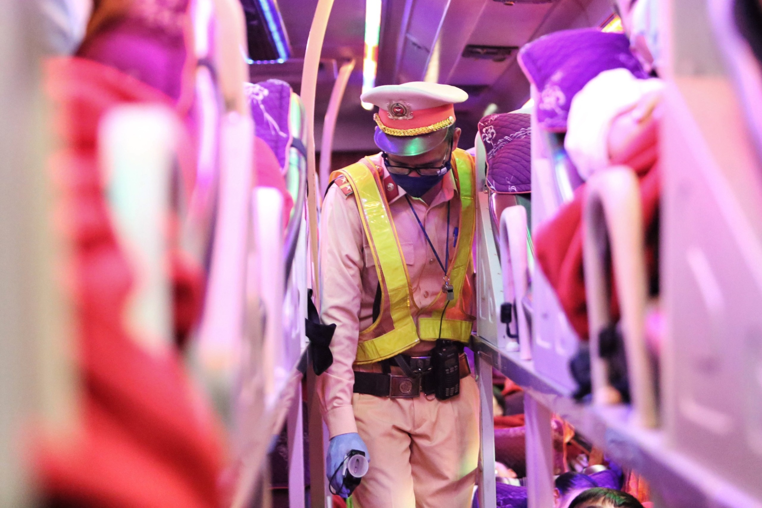 CSGT tuan tra xuyen dem, kiem soat chat xe khach vung giap bien hinh anh