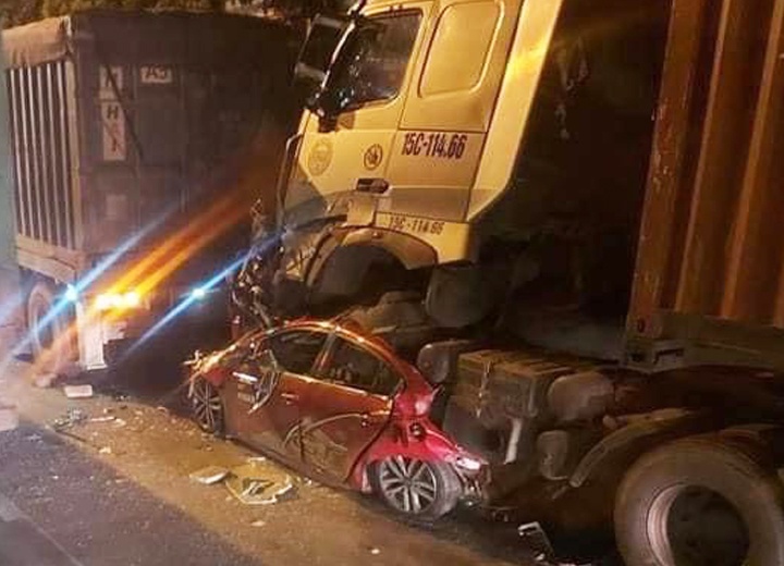 Hien truong xe container de bep oto lam 3 nguoi chet o Ha Noi hinh anh