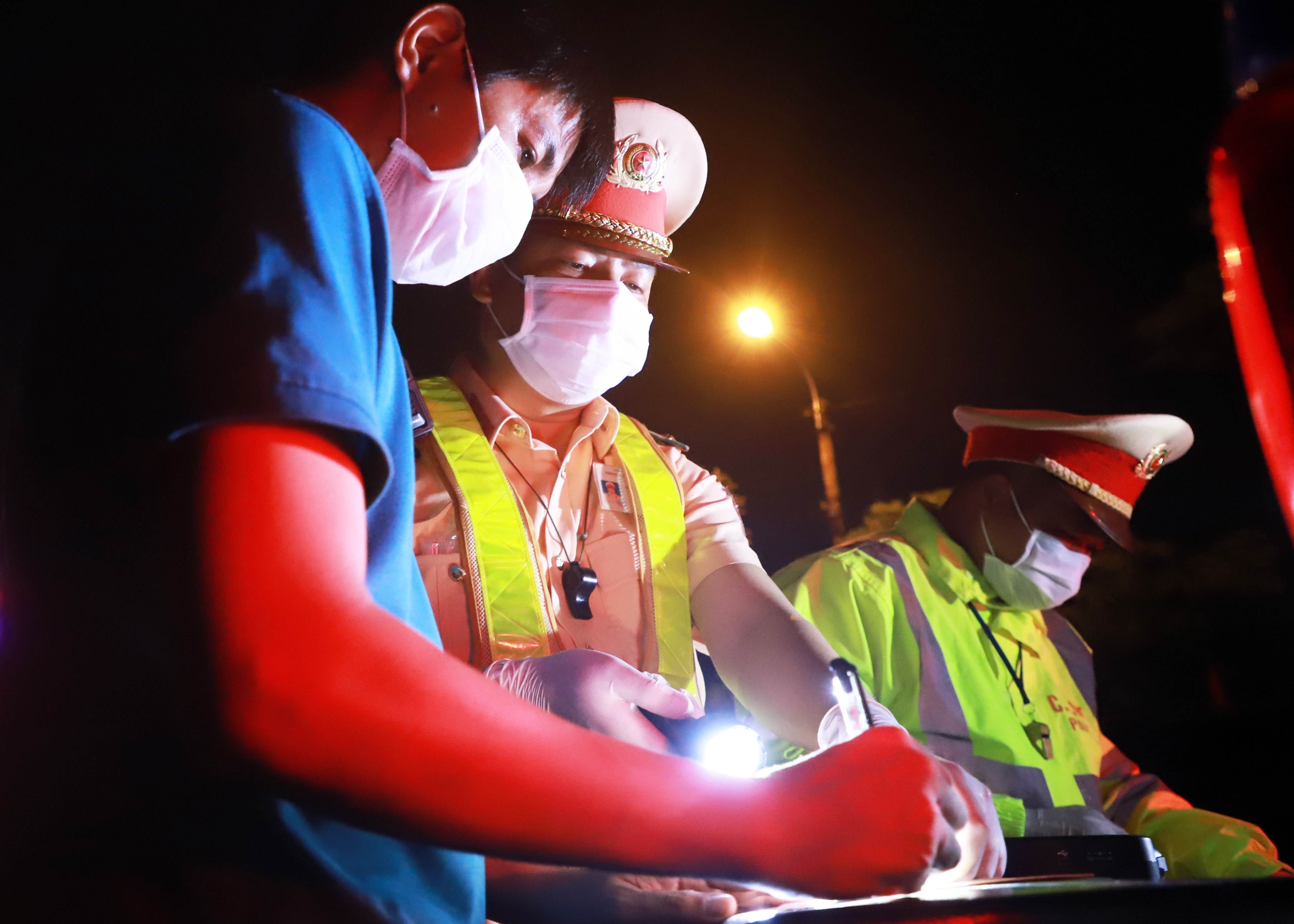 Tai xe lai xe cho vo con vi pham kich khung nong do con hinh anh