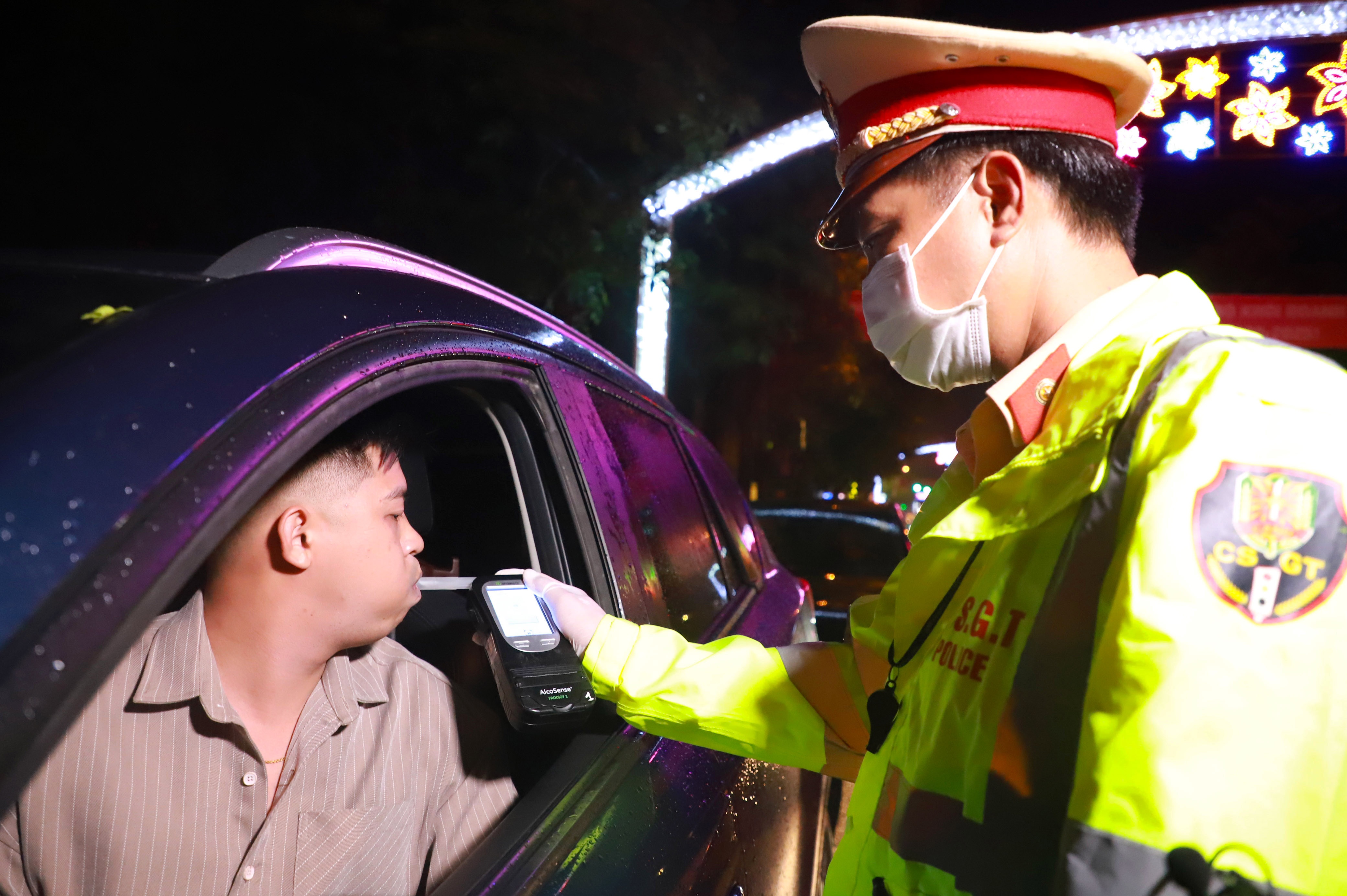 Ra quân kiểm tra nồng độ cồn Thái Bình ảnh 2 Ra quan kiem tra nong do con Thai Binh anh 2