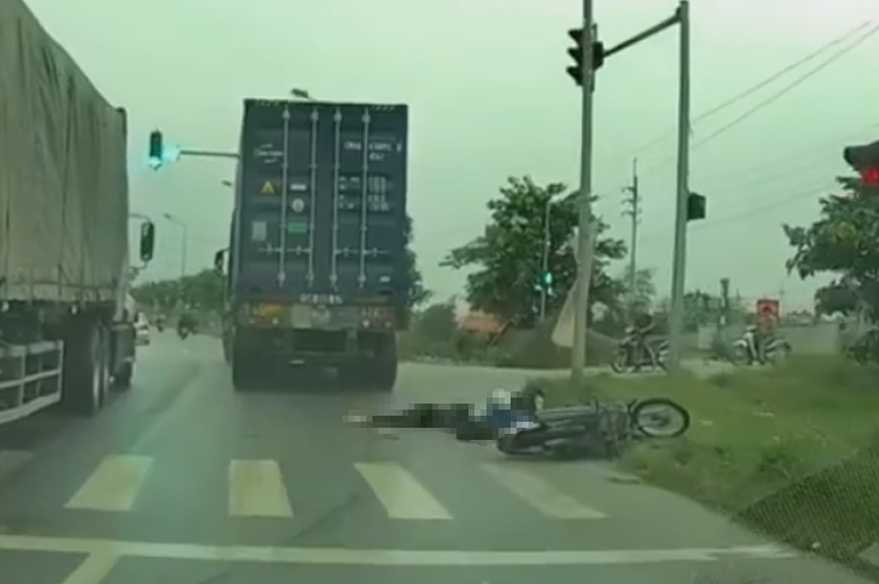 Bo di sau khi can chet nguoi, tai xe xe container bi khoi to hinh anh