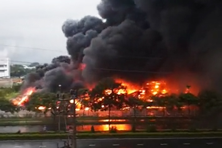 Khoi den boc cao hang chuc met tai vu chay kho chua son hinh anh