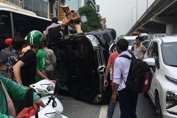 Mercedes lat ngang anh 1