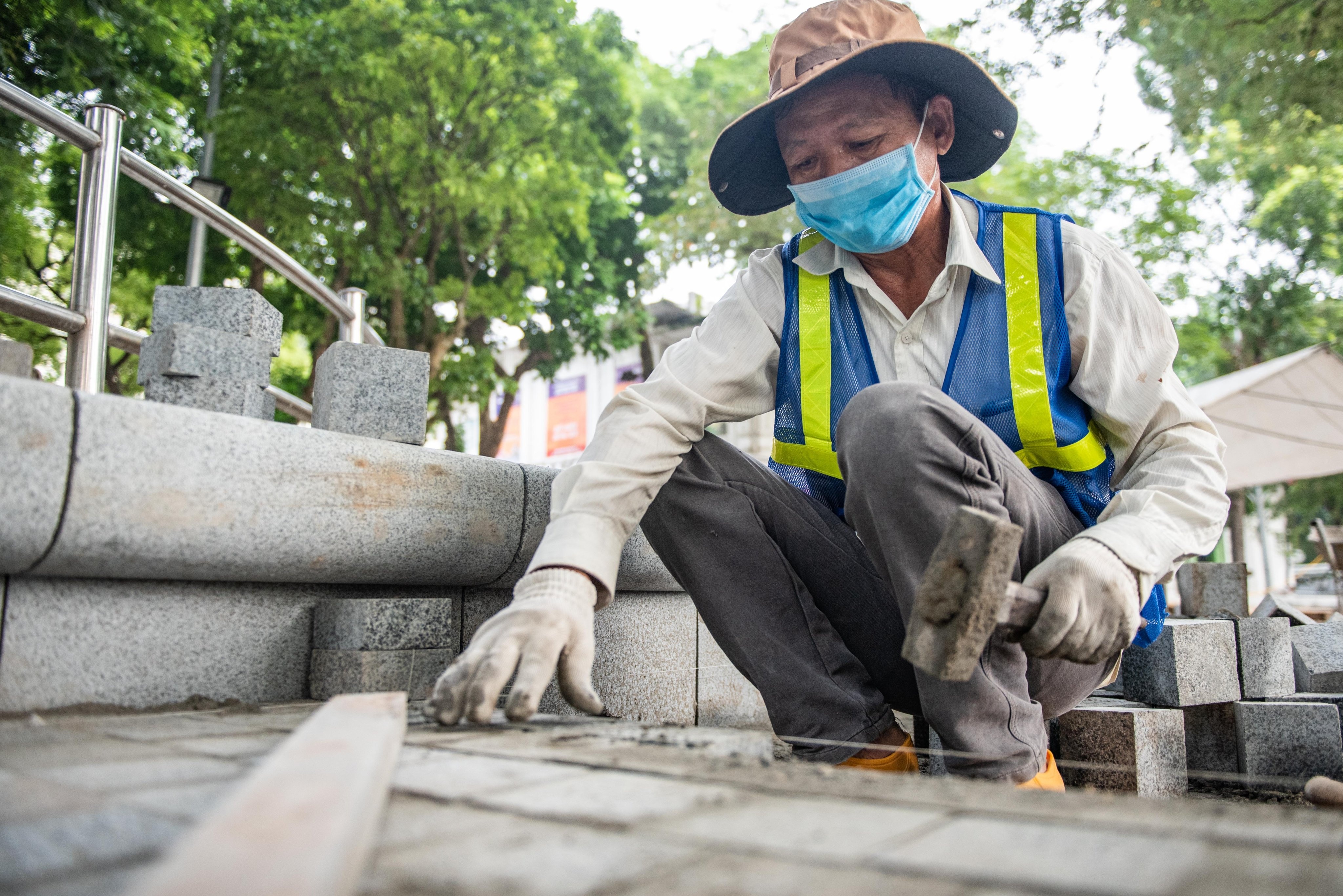 Chu tich quan Hoan Kiem cam ket chat luong da via he ho Guom hinh anh