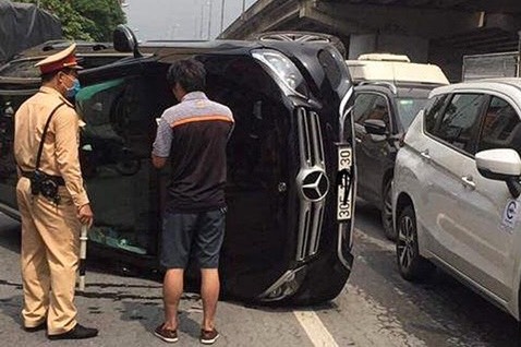 Mercedes GLC 250 bi lat sau tai nan hinh anh