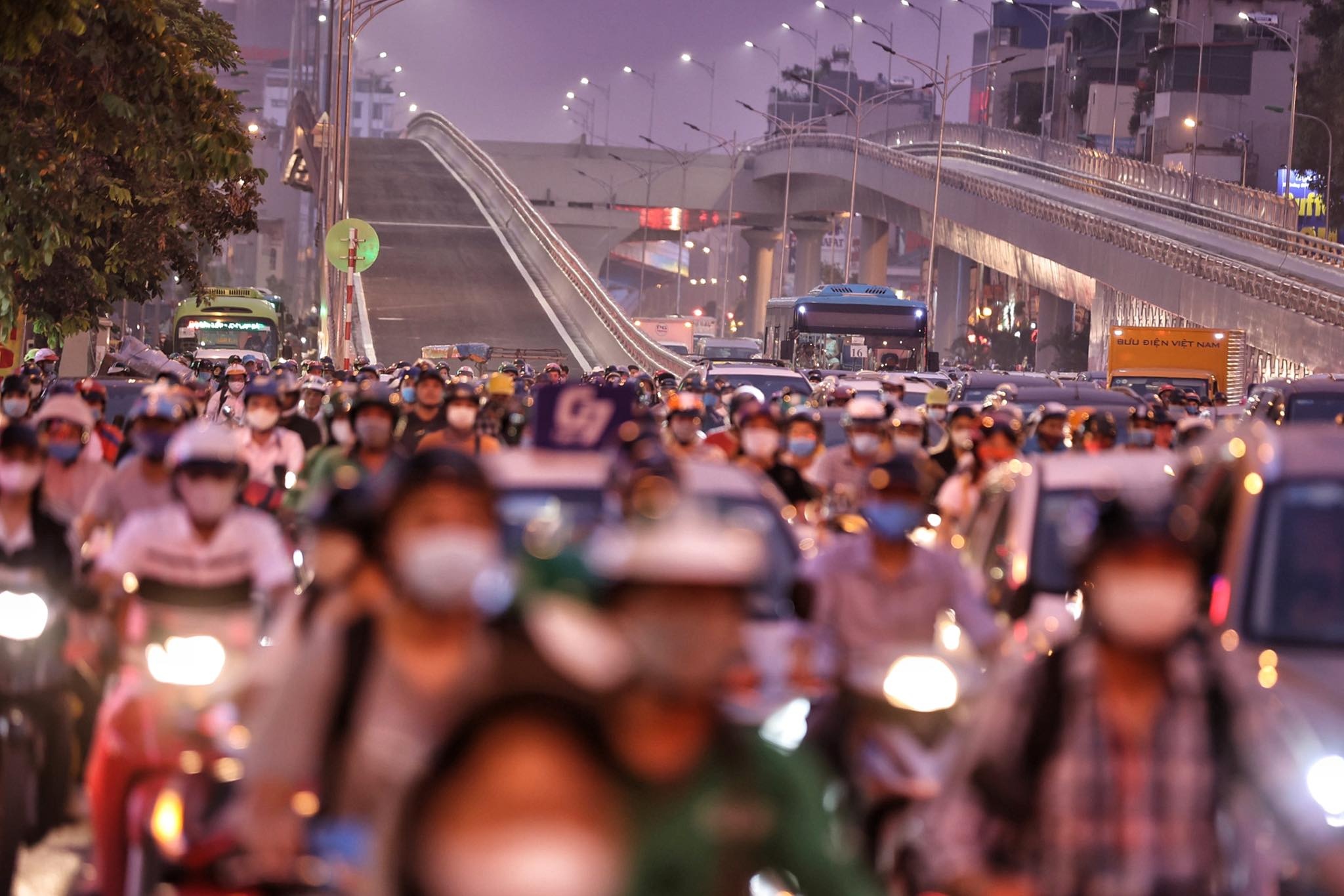 Ket xe o Nga Tu So sau khi duong Truong Chinh mo rong hinh anh