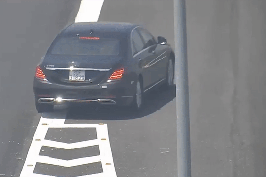 Xe Mercedes chay nguoc chieu tren cao toc hinh anh