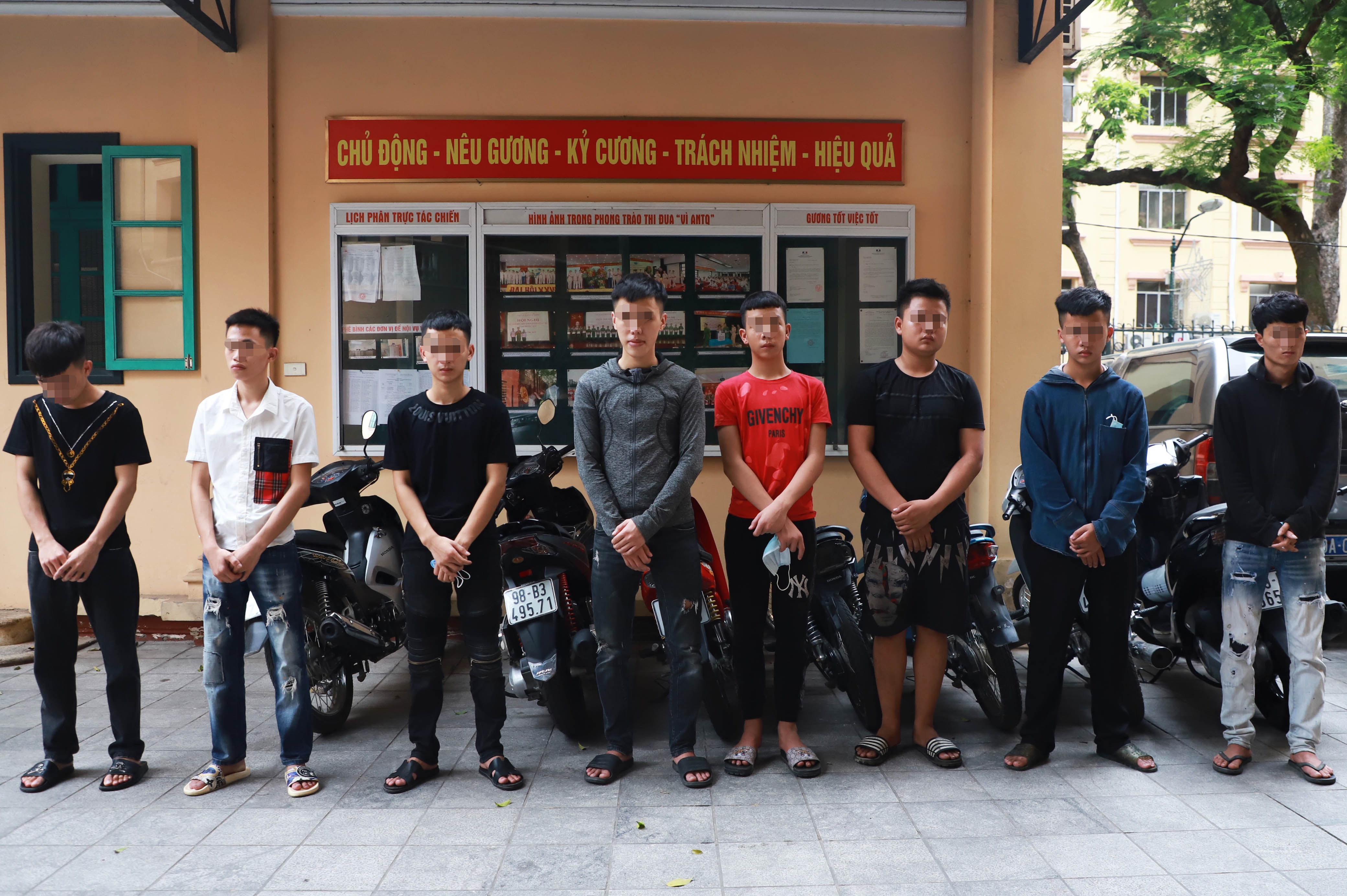 11 quái xế đua xe quanh hồ Hoàn Kiếm ảnh 1 11 quai xe dua xe quanh ho Hoan Kiem anh 1