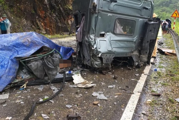 Xe dau keo lao vao vach nui, 2 nguoi chet hinh anh