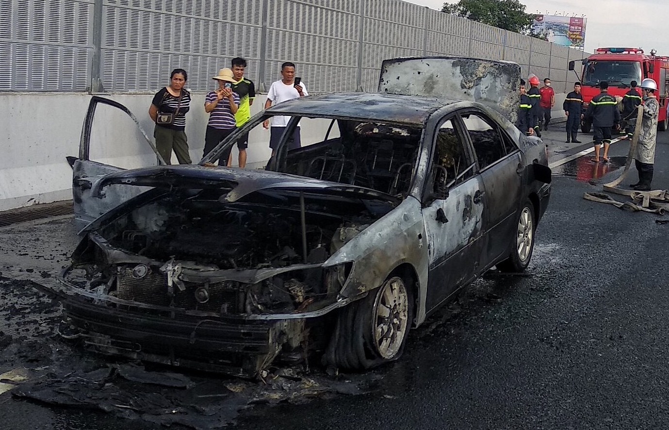 Xe Camry chay rui tren cao toc Phap Van - Cau Gie hinh anh