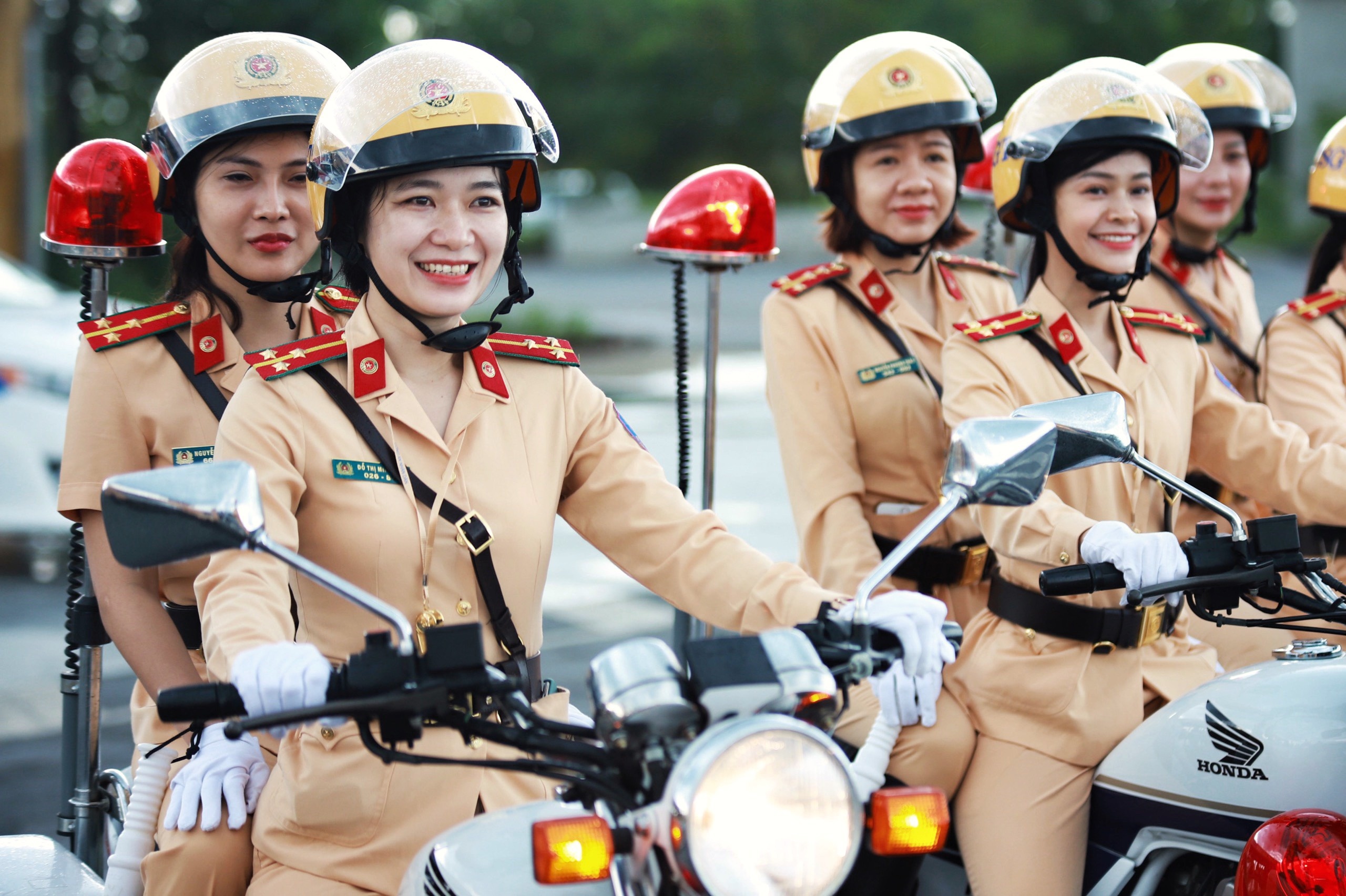 25 nu CSGT tap luyen dan doan hinh anh