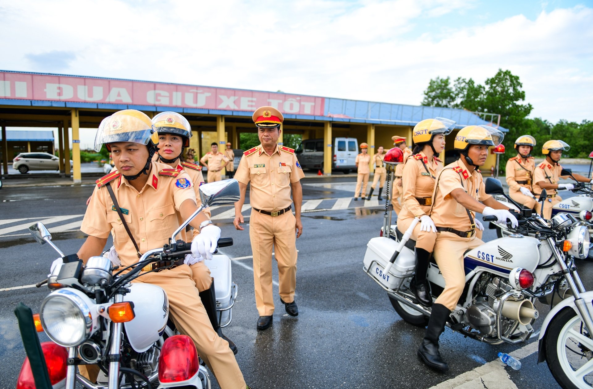 Nu CSGT dan doan anh 2